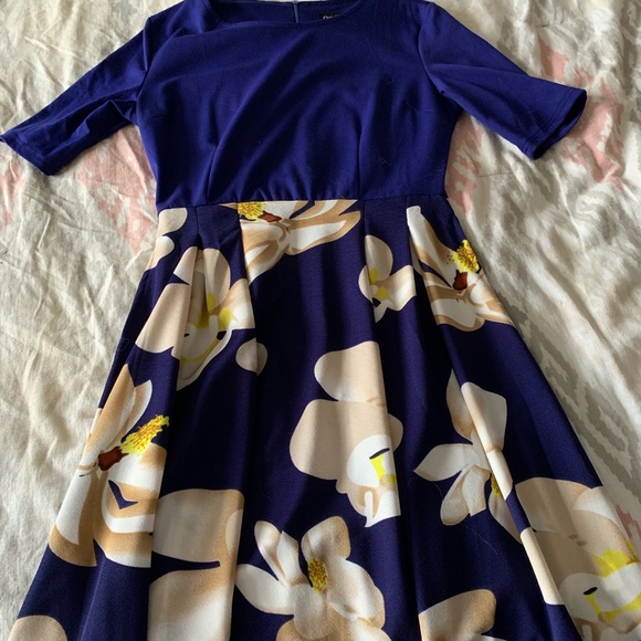 Dresses & Skirts - Blue yellow tan white floral dress